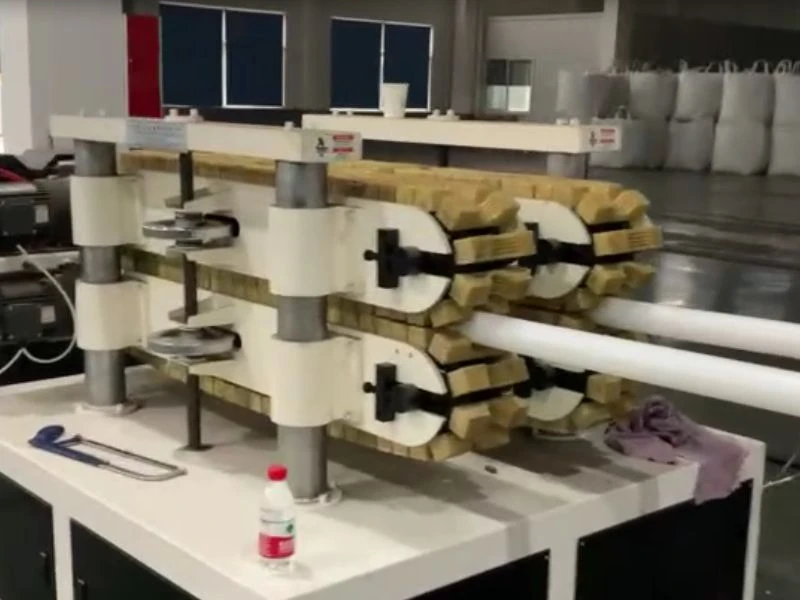 Dual-output caterpillar haul-off machine for pipe extrusion downstream equipment