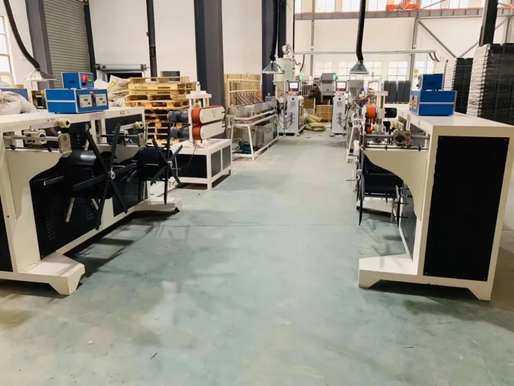 Plastic extrusion line with downstream equipment for calibration, cooling, haul-off, cutting and winding