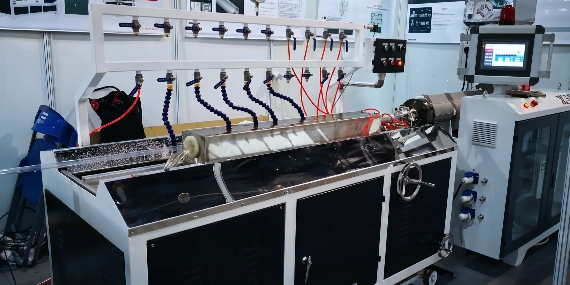 Plastic extrusion line process from extruder to cooling, haul-off and cutting