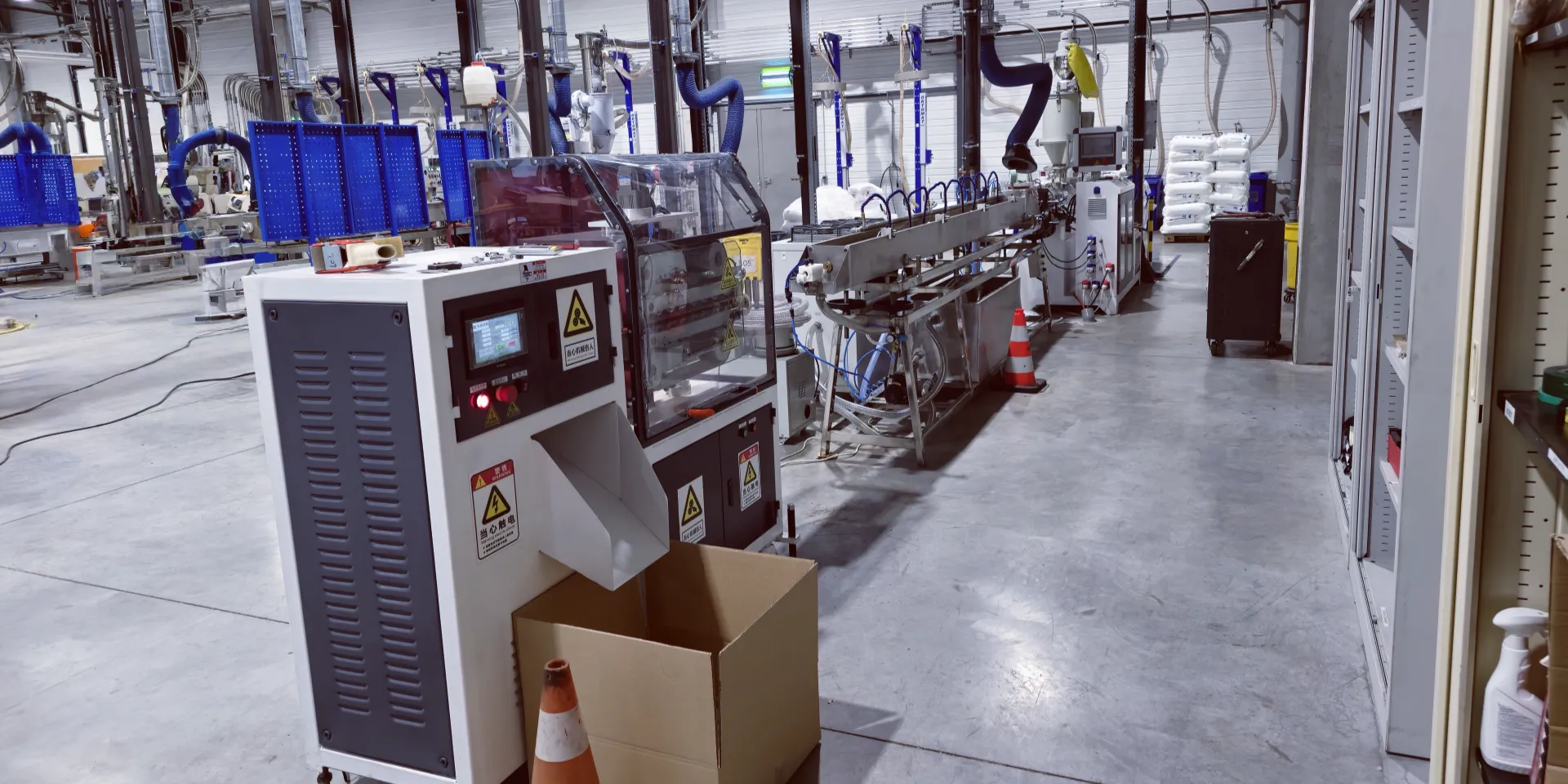 Dip tube extrusion line running inside Jinxin workshop with cooling tank, cutter and collection area