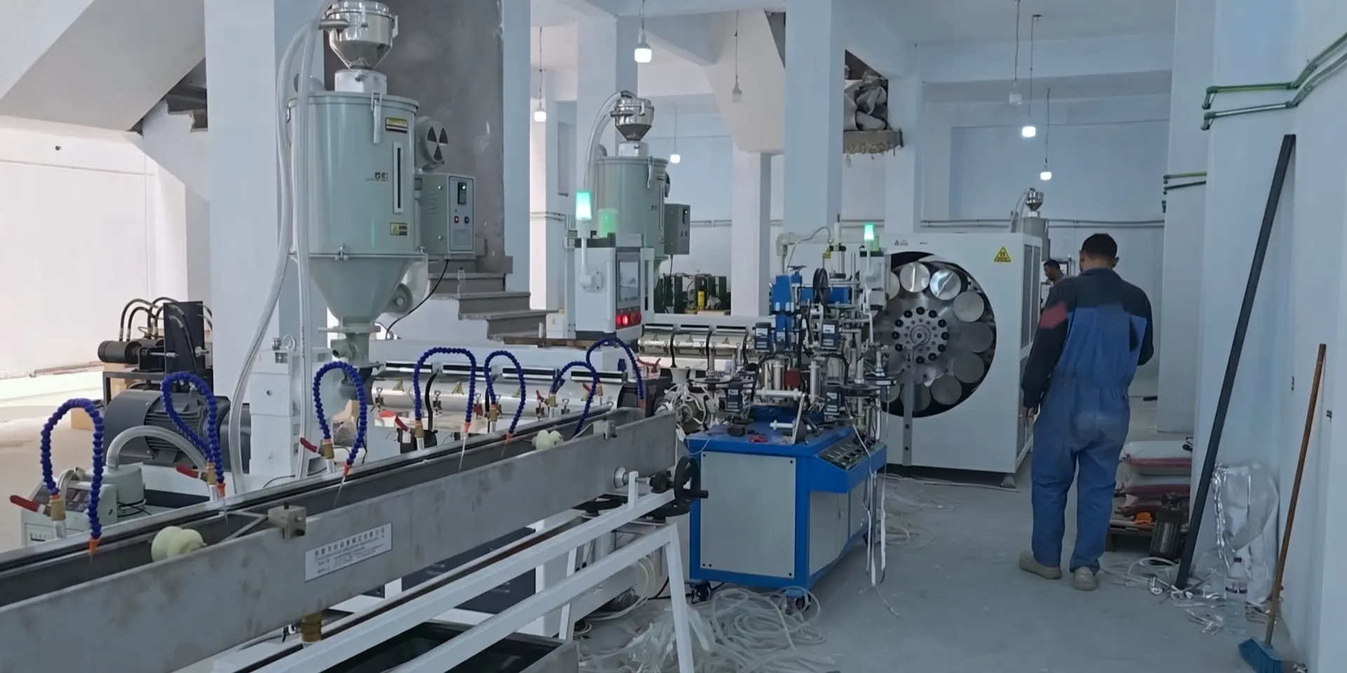 Complete smooth shower hose extrusion line for PVC bathroom hose with internal reinforcement layer and smooth outer layer