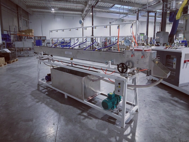 Vacuum calibration and cooling tank for dip tube OD control