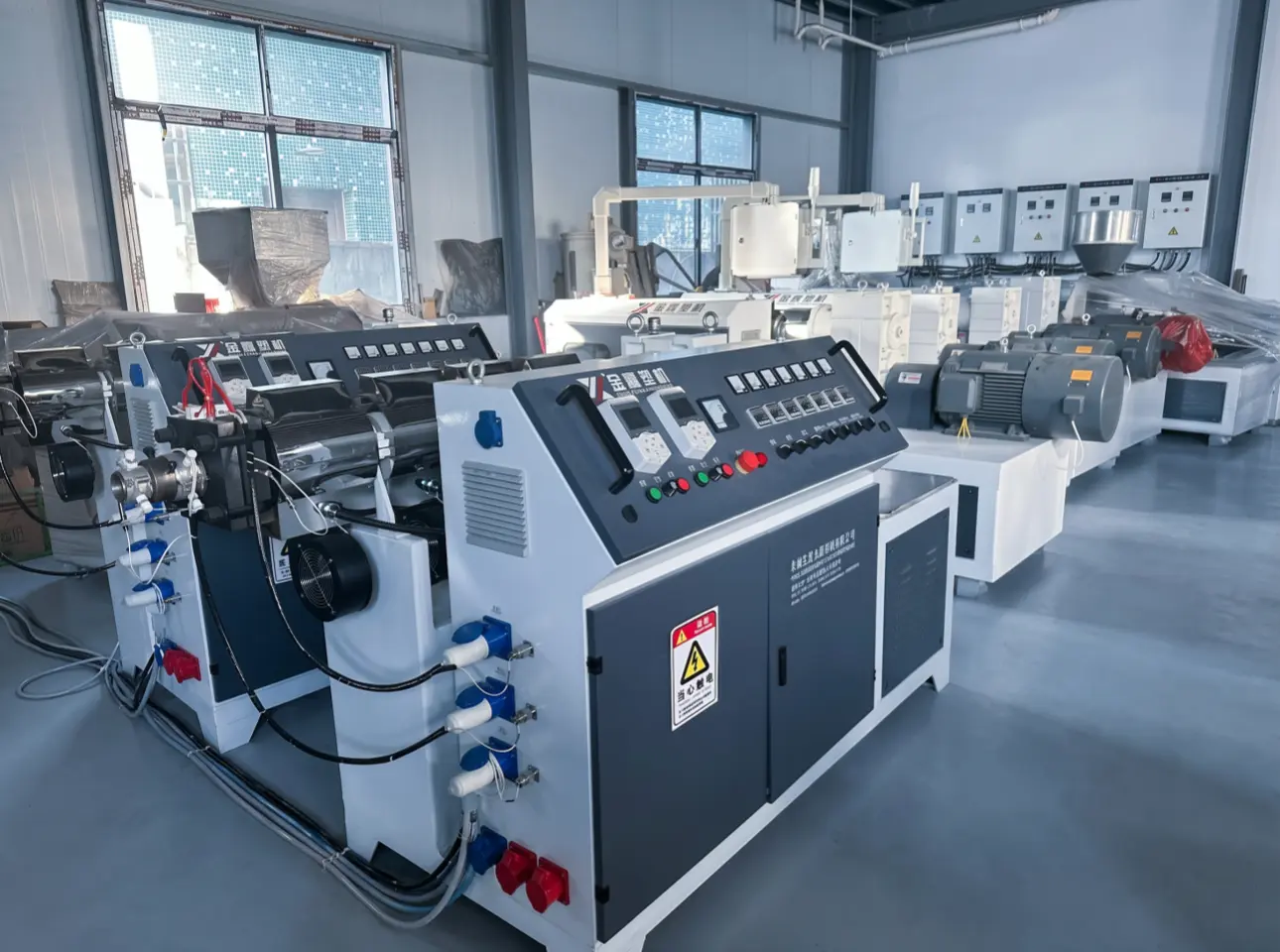 Assembled Jinxin extruder main units inside the workshop before final testing